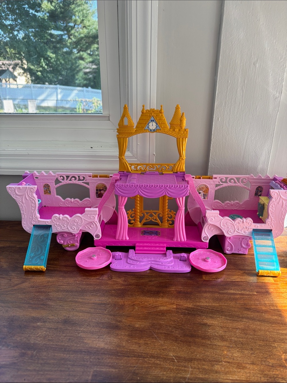 Mattel Disney Princess 2-in-1 Carriage to Castle Transforming Playset